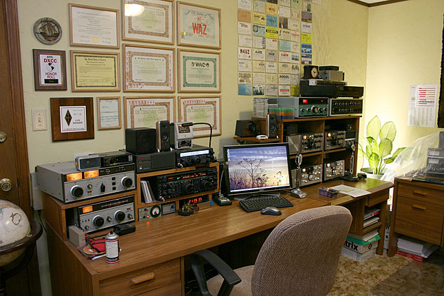 [The W1JA shack, Suwanee, Ga., Dec. 2006]